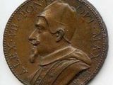 Gros plan sur une pièce de monnaie portant le visage d'un homme