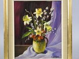 tableau représentant des jonquilles et d'autres fleurs dans un vase posé sur une table