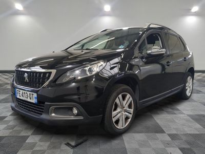 la voiture noire est garée sur un sol en damier dans le garage