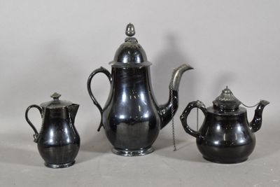 trois pièces de service à thé et à café en argent sur fond blanc