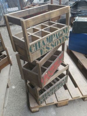 une pile de caisses posée sur une palette