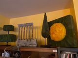 une étagère sur laquelle sont posés tout un tas d'objets