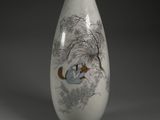 un vase blanc sur lequel est représentée une femme et un chien