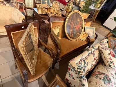 une table sur laquelle se trouvent des photos encadrées