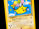 une carte Pokémon sur laquelle figure un Pikachu volant dans les airs