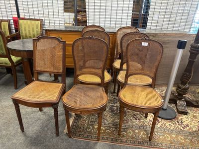 quatre chaises et une table dans une pièce où il y a un tapis au sol
