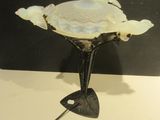 un vase en verre avec une fleur sur une table