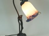 l'image d'une lampe posée sur une table