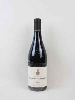 la bouteille de vin rouge est posée sur une surface blanche