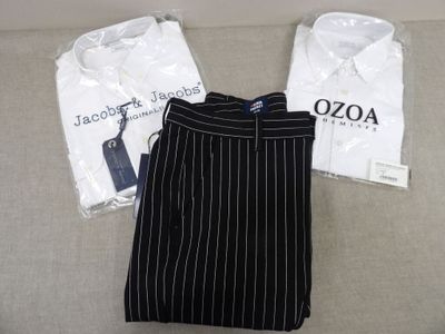 une chemise blanche et un pantalon rayé noir et blanc, assis sur un canapé