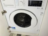 une machine à laver dans un coin de la cuisine