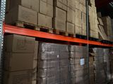 de nombreux cartons sur les étagères de l'entrepôt