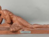 statue d'un homme nu allongé sur un socle en pierre
