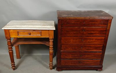 deux meubles, dont une commode, un tabouret et une table