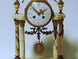 une horloge posée sur une table