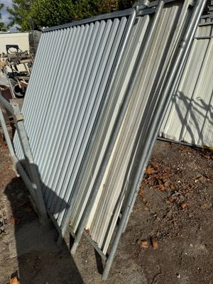 une clôture métallique adossée à un bâtiment