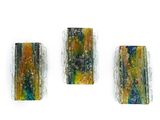trois œuvres d'art posées sur une surface blanche