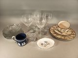 de nombreux verres posés sur une table, avec une tasse et une soucoupe