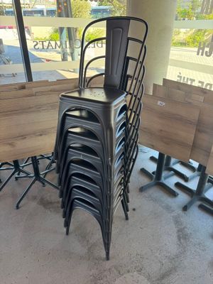 beaucoup de chaises et de tables dans une pièce
