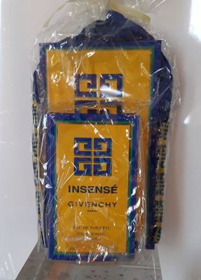 un sachet d'encens posé sur un comptoir