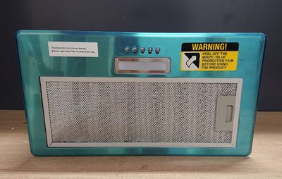 une vieille radio posée sur une table en bois, près d'un mur noir