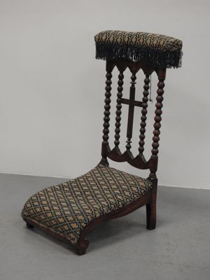 une chaise ancienne en bois avec une assise tressée et un repose-pieds