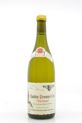 une bouteille de vin posée sur une table
