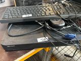 un clavier et une souris posés sur une boîte