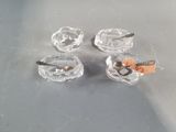 quatre petits cendriers en verre contenant chacun une cuillère