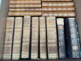 de nombreux livres anciens dans une boîte posée sur la table
