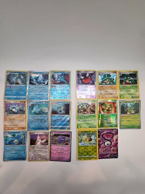 Il y a beaucoup de cartes Pokémon accrochées au mur dans cette pièce.