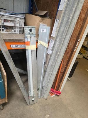 un tas de poteaux métalliques et de cartons dans un garage