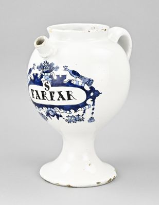 un vase blanc orné d'un motif bleu et blanc