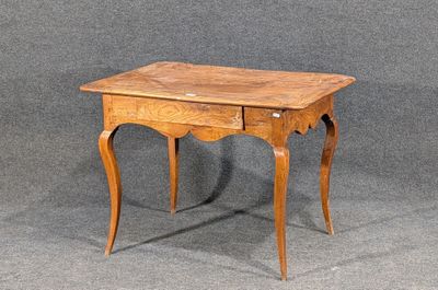 une petite table en bois surmontée d'un tiroir