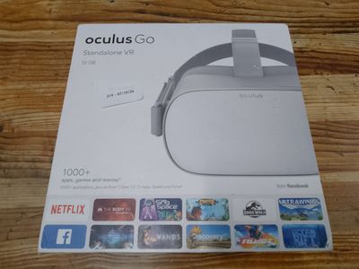 La boîte du casque Oculus Go est ouverte sur la table.