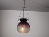 une lampe suspendue au plafond de la pièce