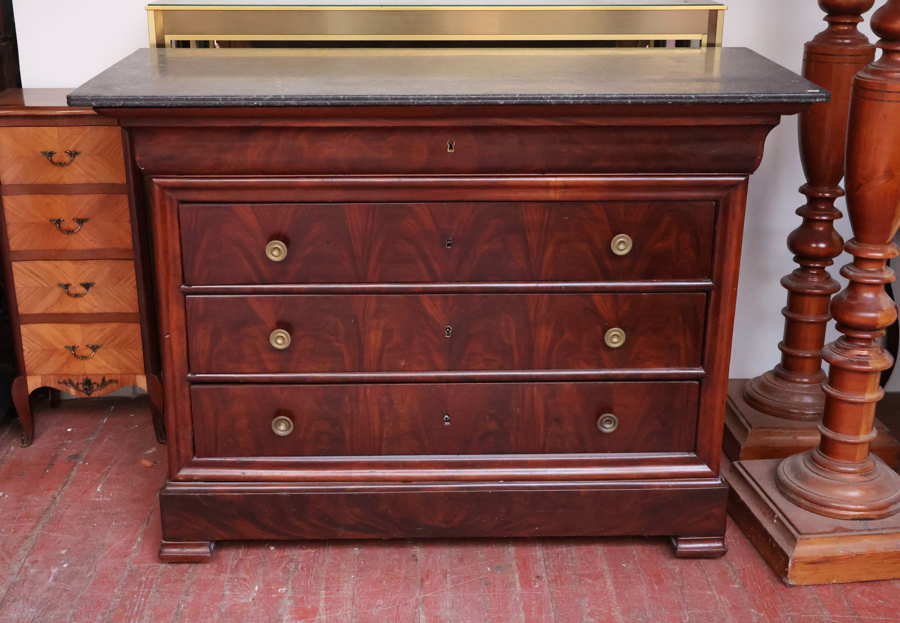 Commode Louis-Philippe à doucine en acajou et placage d'acaj…