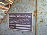 une pancarte apposée sur le côté d'une machine sur laquelle on peut lire « dematerie b v d a »