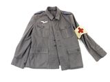 une photo d'une veste militaire ornée d'un écusson en forme de croix rouge
