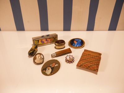 une table blanche sur laquelle sont disposés divers objets, posée sur une table blanche