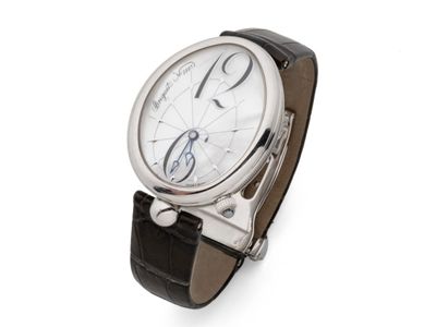 gros plan d'une montre sur une surface blanche avec un bracelet noir