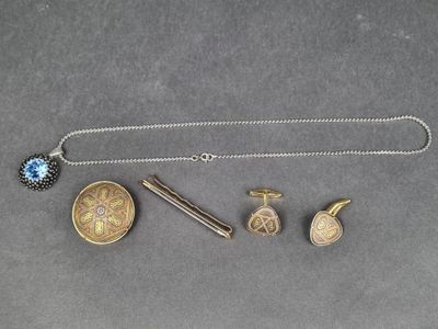 Lot de bijoux fantaisie comprenant : 1 collier orné d'une pi…