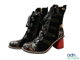une paire de bottes noires ornées de motifs floraux