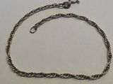 bracelet à chaîne plaqué argent avec un fermoir, sur fond blanc