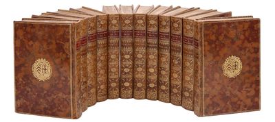 les livres sont alignés sur une surface blanche