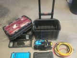 de nombreux outils qui traînent par terre dans le garage
