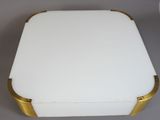 une boîte blanche et dorée posée sur une table
