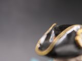 une figurine représentant un homme coiffé d'un chapeau
