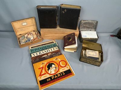de nombreux livres posés sur une table, avec un portefeuille et un étui à portefeuille