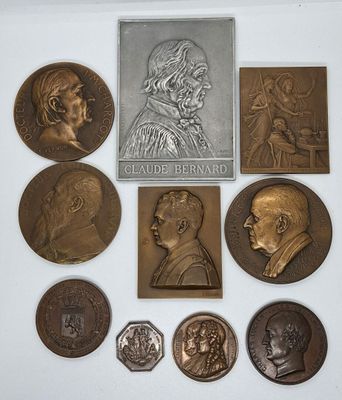 une image représentant une collection de médailles en bronze comprenant le portrait d'un homme, celui d'une femme, celui d'un homme et celui d'un